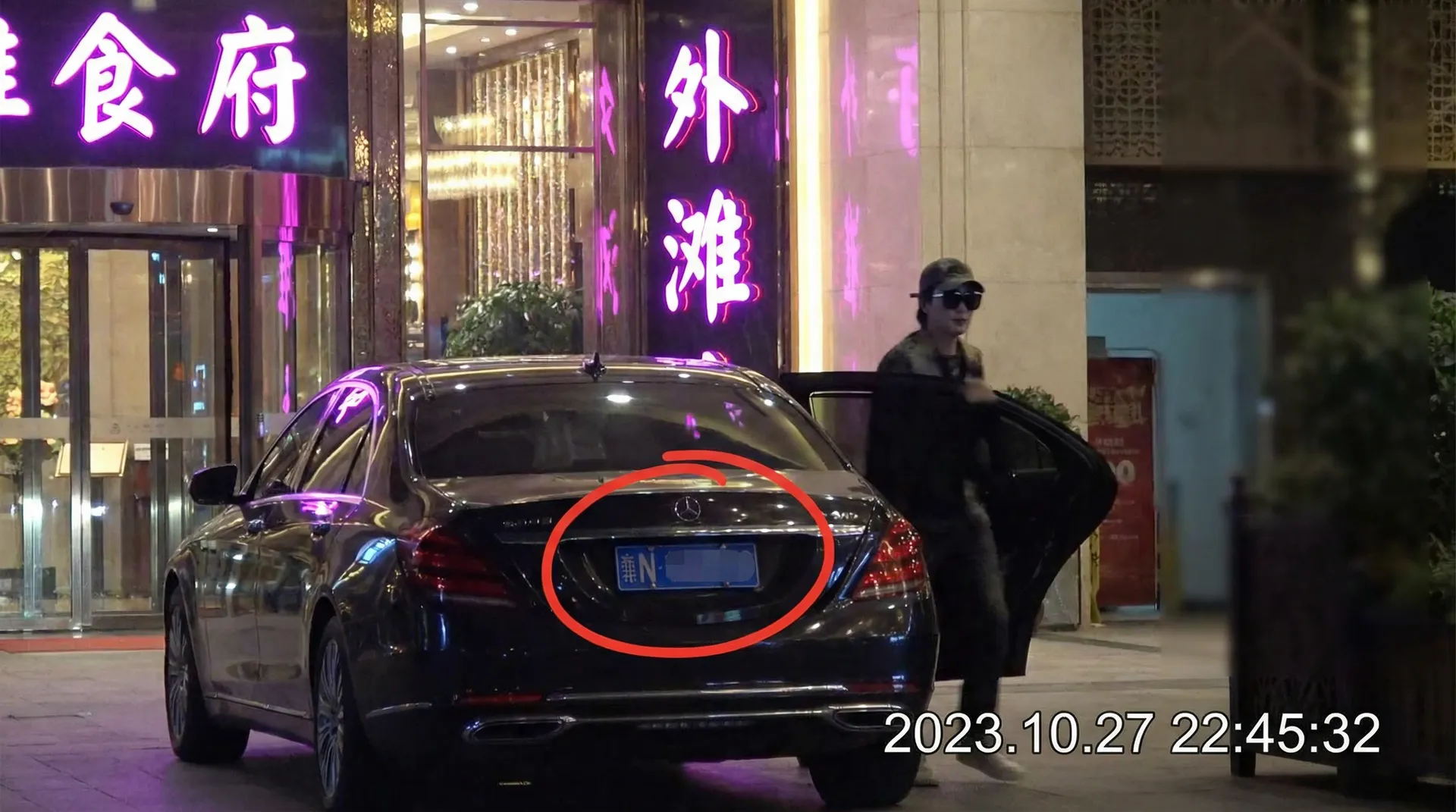 迪拜皇宫网址 - 某明星深夜现身高档餐厅被拍